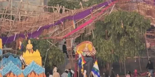 Five people died and more than 40 were injured when a temporary wooden platform collapsed in Baghpat, Uttar Pradesh