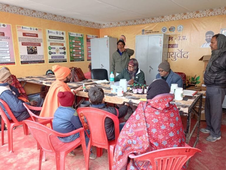 सरकार ने महाकुंभ 2025 में श्रद्धालुओं और तीर्थयात्रियों को बेहतर चिकित्सा सेवाएं प्रदान करने के लिए विशेष व्यवस्था की