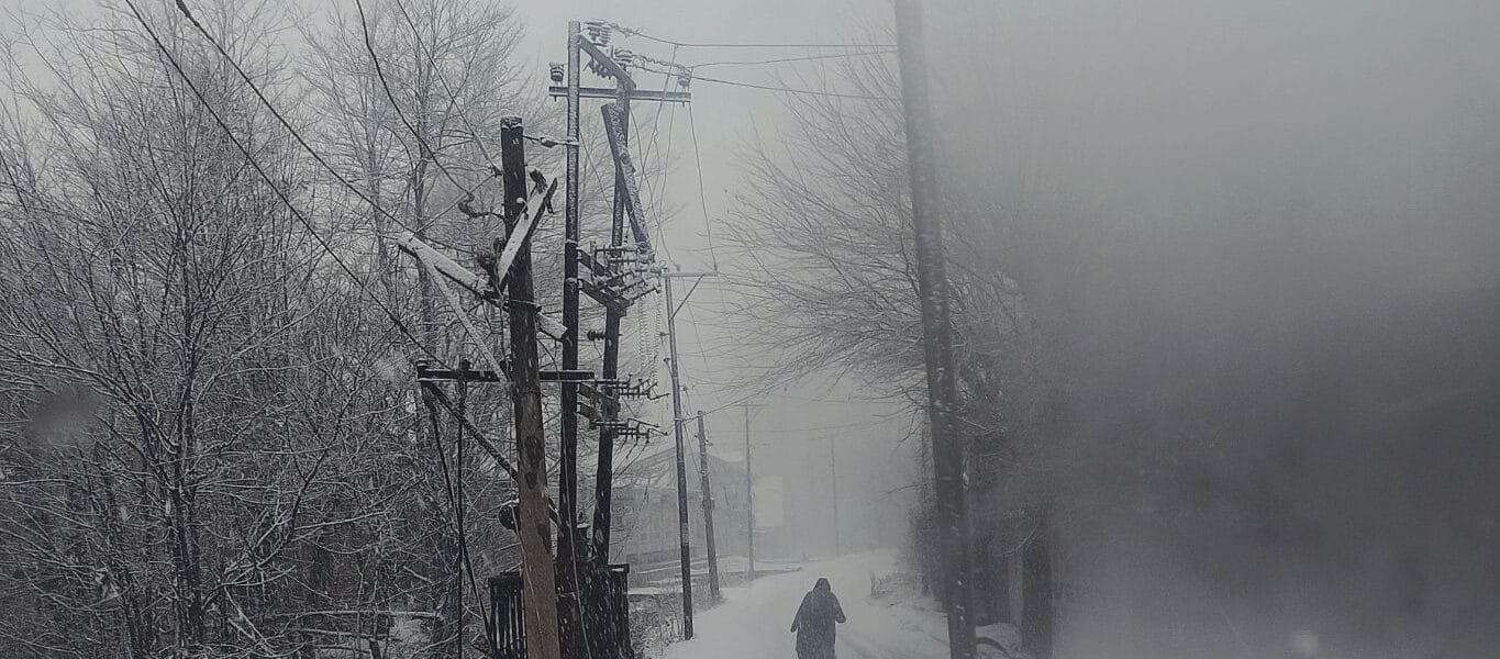 IMD issued a yellow alert for heavy rain and snowfall in Kashmir today and tomorrow