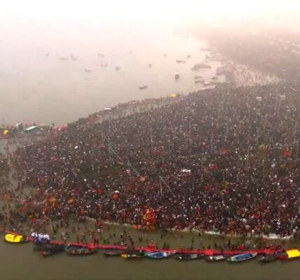 On the occasion of Mauni Amavasya, a huge crowd of devotees gathered in the Maha Kumbh area for 'Amrit Snan' at the Triveni Sangam