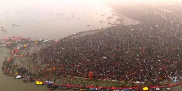 On the occasion of Mauni Amavasya, a huge crowd of devotees gathered in the Maha Kumbh area for 'Amrit Snan' at the Triveni Sangam