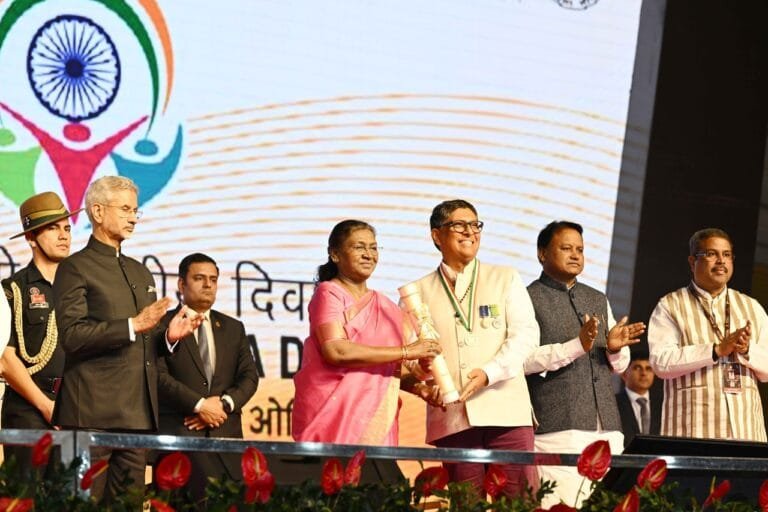 राष्ट्रपति द्रौपदी मुर्मु ने 18वें प्रवासी भारतीय दिवस सम्मेलन के समापन सत्र की शोभा बढ़ाई और प्रवासी भारतीय सम्मान पुरस्कार प्रदान किए