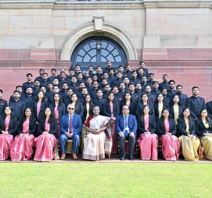 Probationary Officers of Indian Defence Accounts Service and Indian Telecommunication Service call on the President