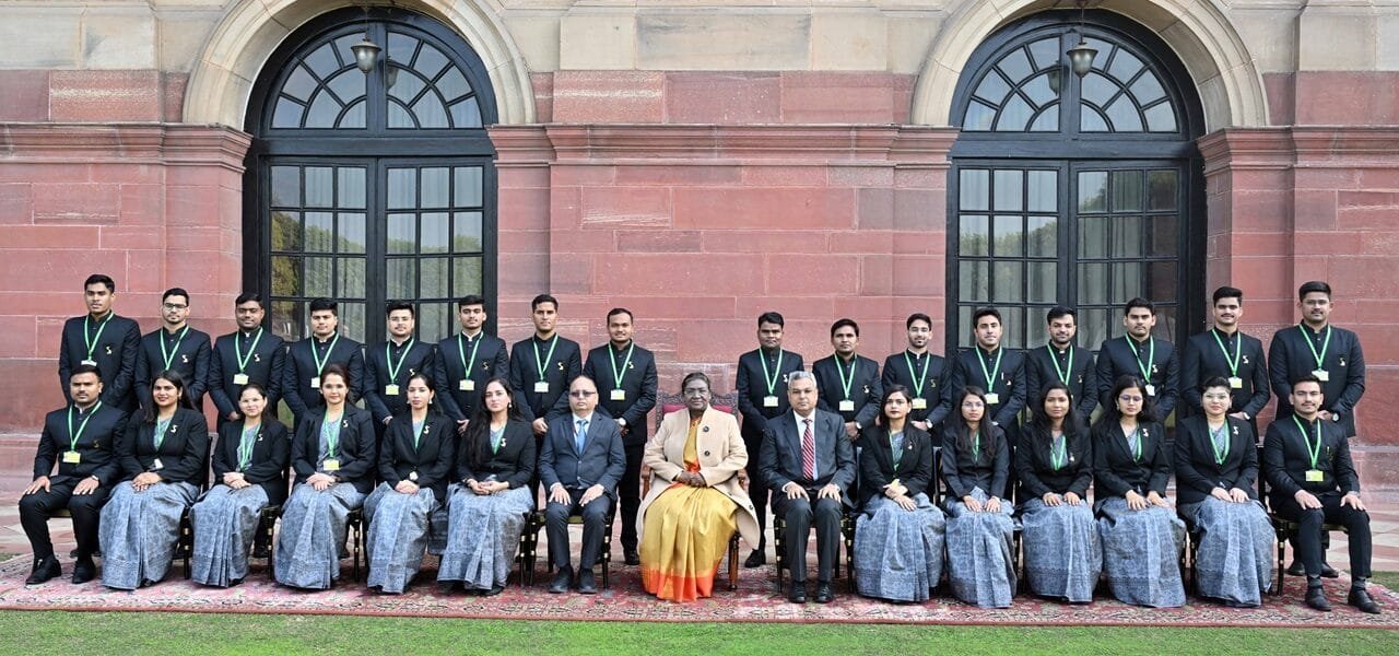 Probationary officers of Indian Statistical Service meet President Draupadi Murmu