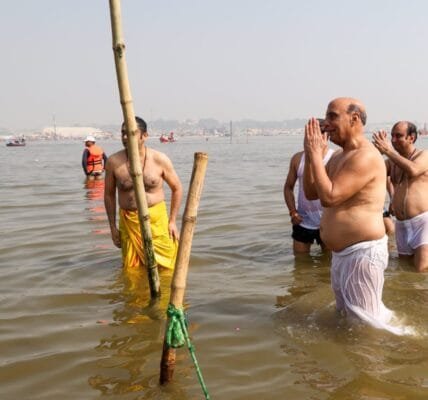 Union Defense Minister Rajnath Singh took a holy dip in the Sangam of Prayagraj Maha Kumbh 2025
