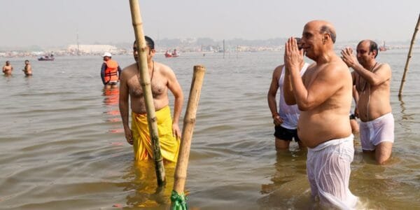 Union Defense Minister Rajnath Singh took a holy dip in the Sangam of Prayagraj Maha Kumbh 2025