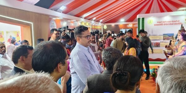 Union Information and Broadcasting Secretary visited the digital exhibition of Ministry of Information and Broadcasting at Maha Kumbh