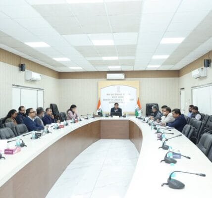 Union Minister Dr. Mansukh Mandaviya reviews functioning of EPFO ​​field offices for better services