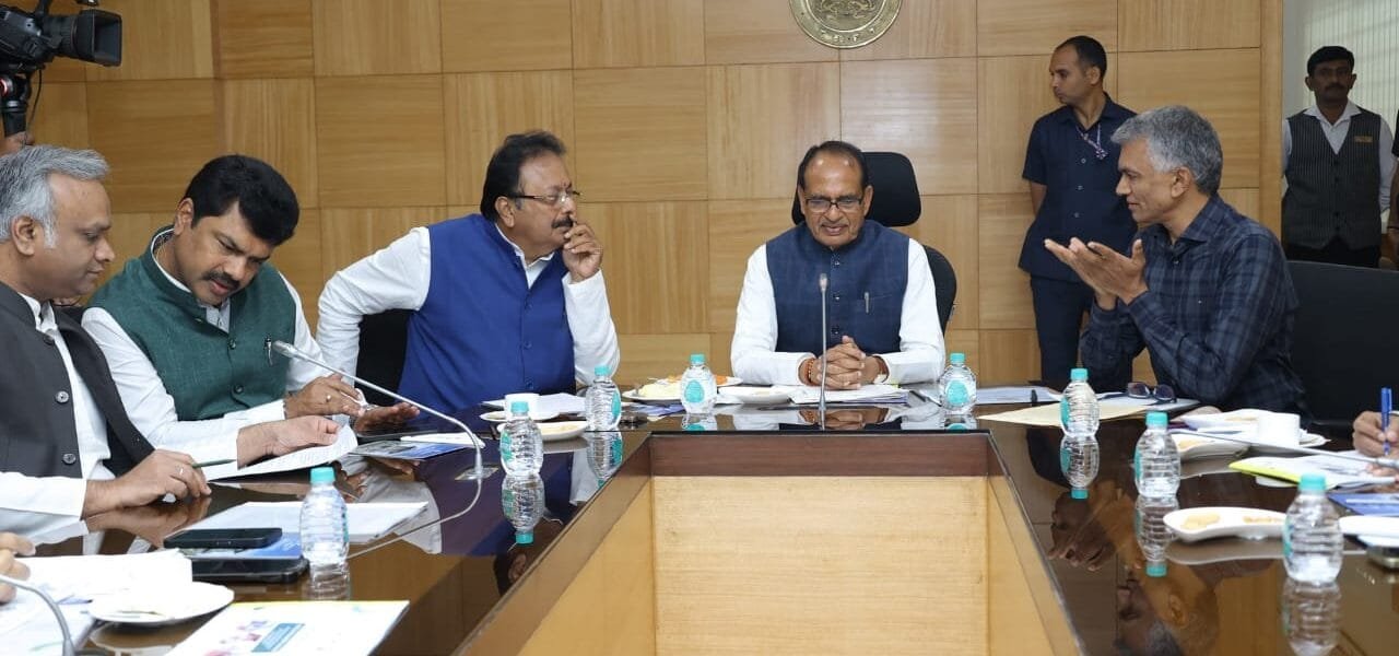 Union Minister Shivraj Singh Chouhan held a review meeting with Karnataka Agriculture, Rural Development and Revenue Minister