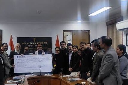 Chairman of National Seeds Corporation Limited presented a dividend cheque of Rs 35.30 crore to Union Agriculture Minister Shivraj Singh Chouhan