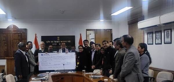Chairman of National Seeds Corporation Limited presented a dividend cheque of Rs 35.30 crore to Union Agriculture Minister Shivraj Singh Chouhan