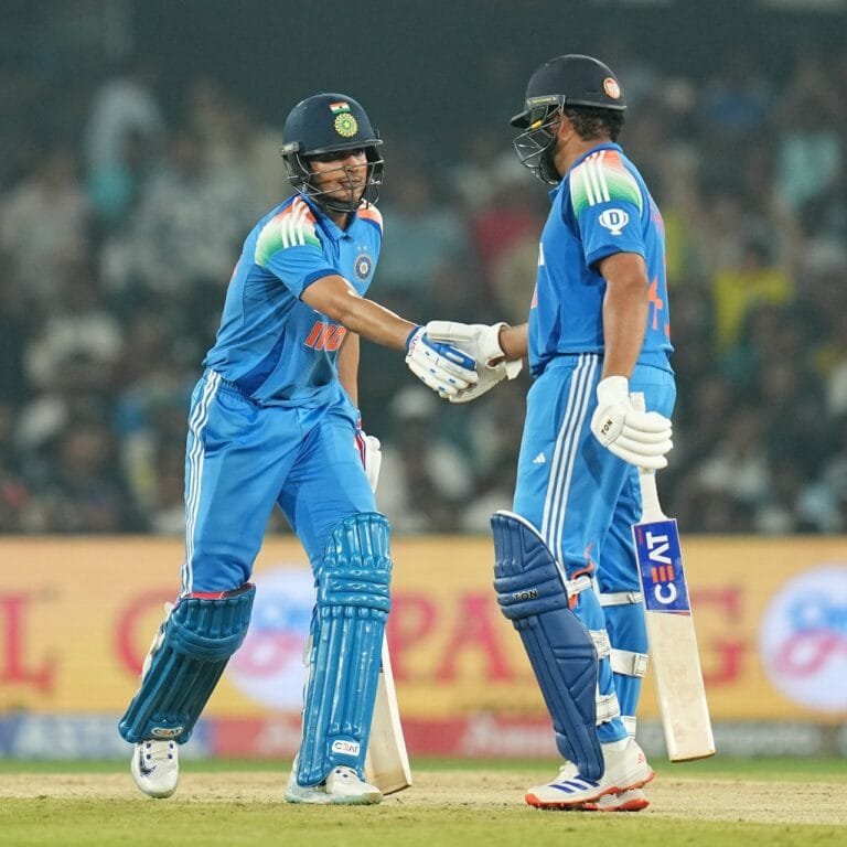 क्रिकेट: भारत ने इंग्लैंड को 4 विकेट से हराया, श्रृंखला में बनाई अजेय बढ़