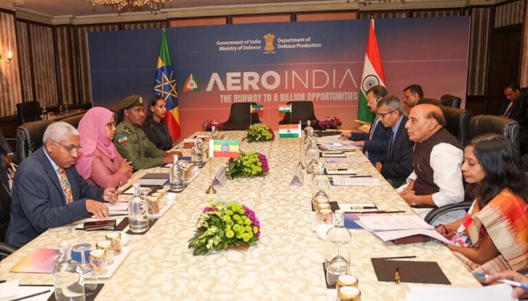 रक्षा मंत्री राजनाथ सिंह ने एयरो इंडिया 2025 के तीसरे दिन जिम्बाब्वे, यमन, इथियोपिया, गाम्बिया और गैबॉन के रक्षा मंत्रियों के साथ द्विपक्षीय बैठकें कीं