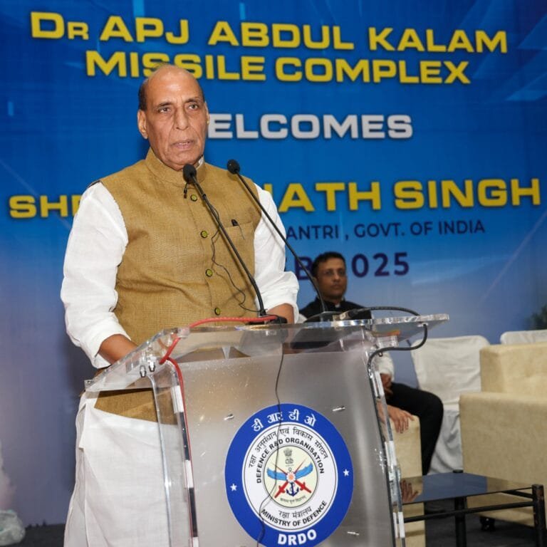 रक्षा मंत्री राजनाथ सिंह ने हैदराबाद में DRDO के डॉ. एपीजे अब्दुल कलाम मिसाइल कॉम्प्लेक्स का दौरा किया