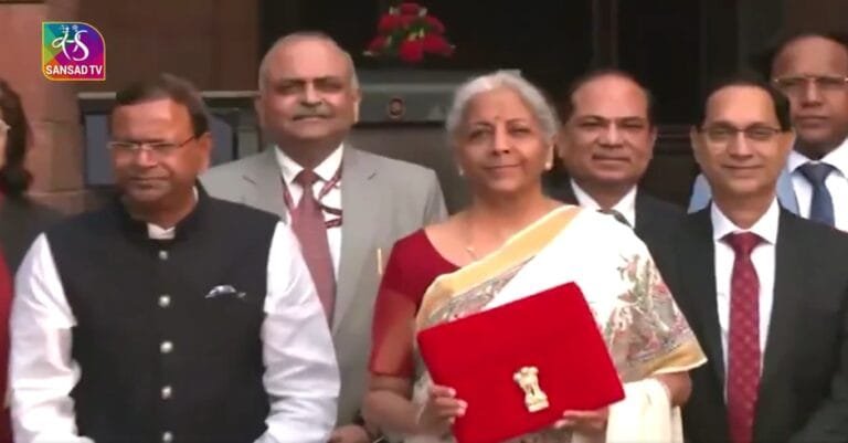 वित्त मंत्री निर्मला सीतारमण संसद पहुंचीं, आज लोकसभा में वित्त वर्ष 2025-26 का बजट पेश करेंगी