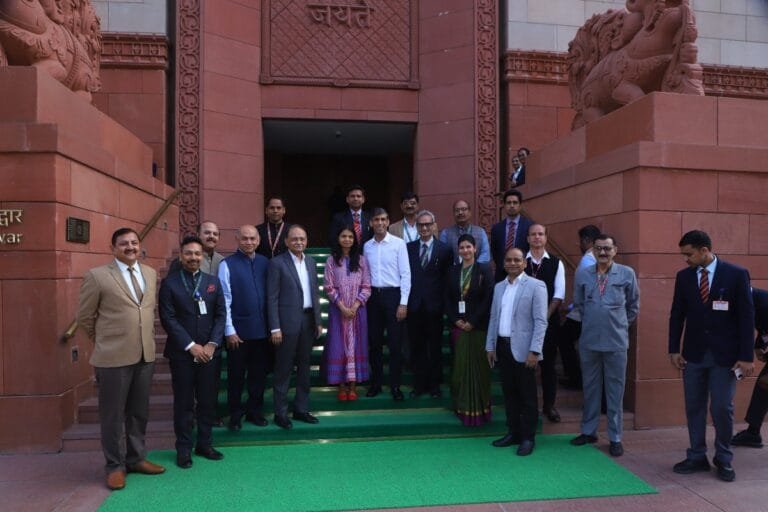 पूर्व ब्रिटिश प्रधानमंत्री ऋषि सुनक ने अपने परिवार के साथ संसद भवन का दौरा किया