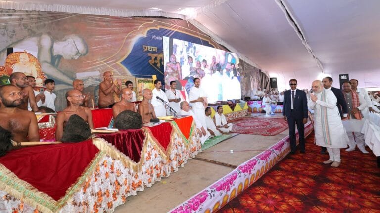 गृह मंत्री अमित शाह आज छत्तीसगढ़ के राजनांदगांव में आचार्य श्री विद्यासागर जी महाराज के ‘प्रथम समाधि स्मृति महोत्सव’ और श्री 1008 सिद्धचक्र विधान विश्व शांति महायज्ञ में शामिल हुए