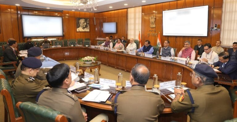 गृह मंत्री अमित शाह ने आज दिल्ली की मुख्यमंत्री रेखा गुप्ता, गृह विभाग के मंत्री आशीष सूद, दिल्ली के पुलिस कमिश्नर व अन्य वरिष्ठ अधिकारियोंकी उपस्थिति में लॉ एंड आर्डर और समन्वय पर एक उच्चस्तरीय बैठक की अध्यक्षता की