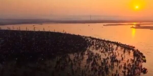 In Prayagraj Maha Kumbh, devotees took holy dip and offered prayers on the occasion of Maghi Purnima