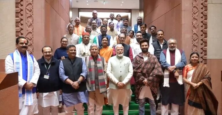 बिहार के एनडीए सांसदों ने आज संसद भवन में प्रधानमंत्री नरेंद्र मोदी से मुलाकात की