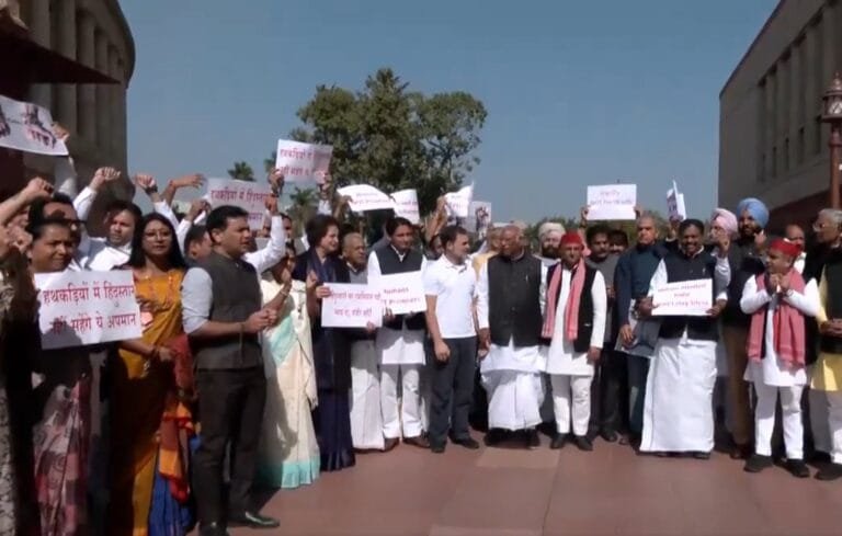 विपक्षी दलों के सांसदों ने अमेरिका से कथित अवैध भारतीय अप्रवासियों को वापस भेजे जाने के मुद्दे पर संसद के बाहर विरोध प्रदर्शन किया