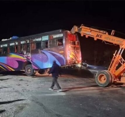 Prayagraj 10 people died when a car carrying devotees from Chhattisgarh to Maha Kumbh collided with a bus