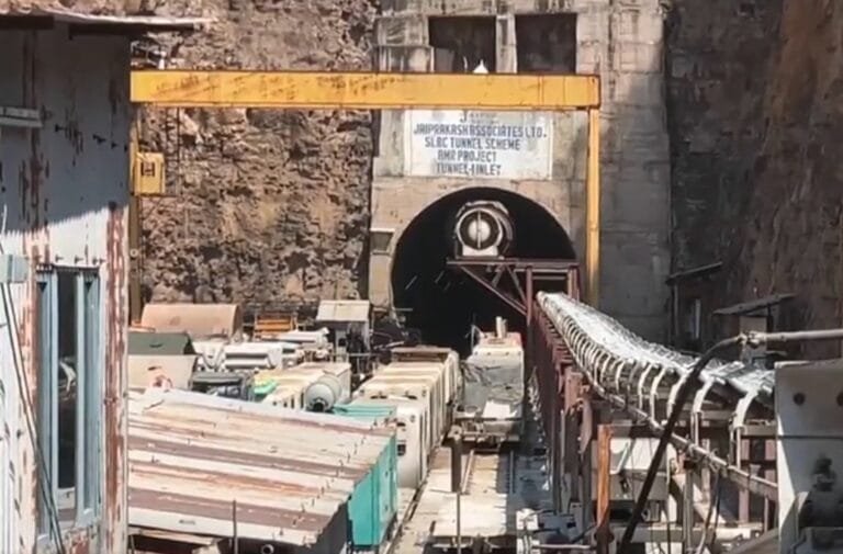 उत्‍तराखंड के चमोली जिले में माणा गांव के पास भीषण हिमस्‍खलन की घटना के बाद बचाव अभियान तेज