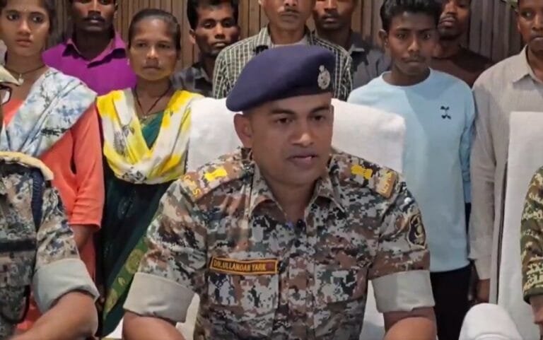 छत्‍तीसगढ के बीजापुर जिले में 22 नक्‍सलियों ने पुलिस के समक्ष आत्‍मसर्मपण किया