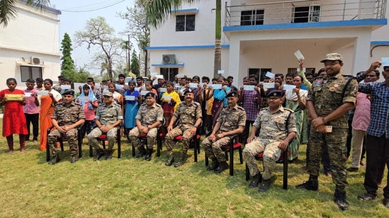 छत्तीसगढ़ के बीजापुर जिले में आज 50 माओवादियों ने आत्‍मसमर्पण कर दिया