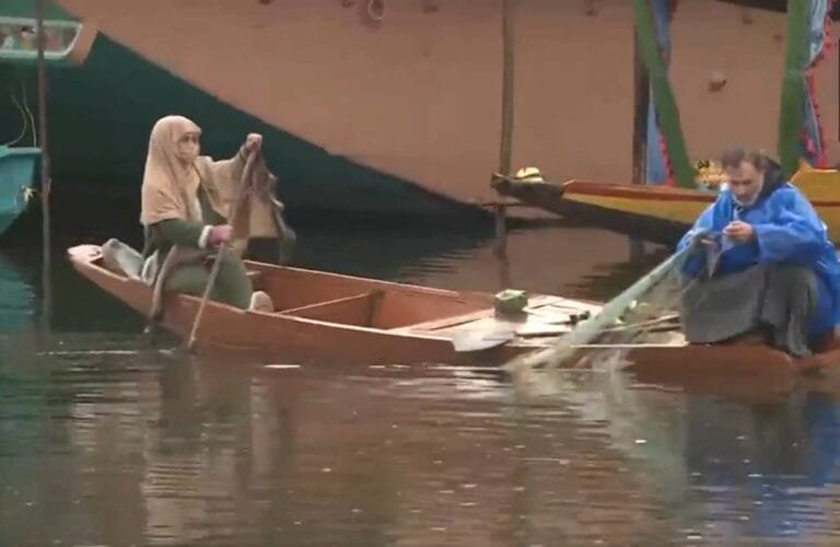 जम्‍मू-कश्‍मीर में मैदानी और ऊंचाई वाले इलाकों में कल देर रात से लगातार बारिश जारी