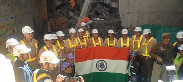 दिल्ली मेट्रो ने आज राष्ट्रीय राजधानी के वसंत कुंज में अपनी गोल्डन मेट्रो लाइन के लिए सुरंग का काम पूरा कर लिया