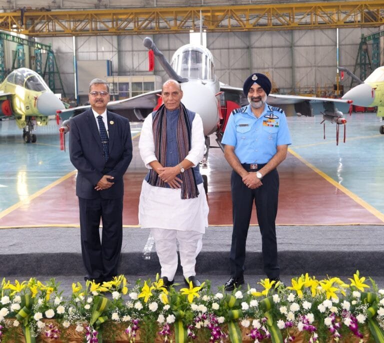LCA Mk1A के लिए पहला रियर फ्यूज़लेज बेंगलुरु में रक्षा मंत्री की मौजूदगी में भारतीय निजी उद्योग द्वारा एचएएल को सौंपा गया