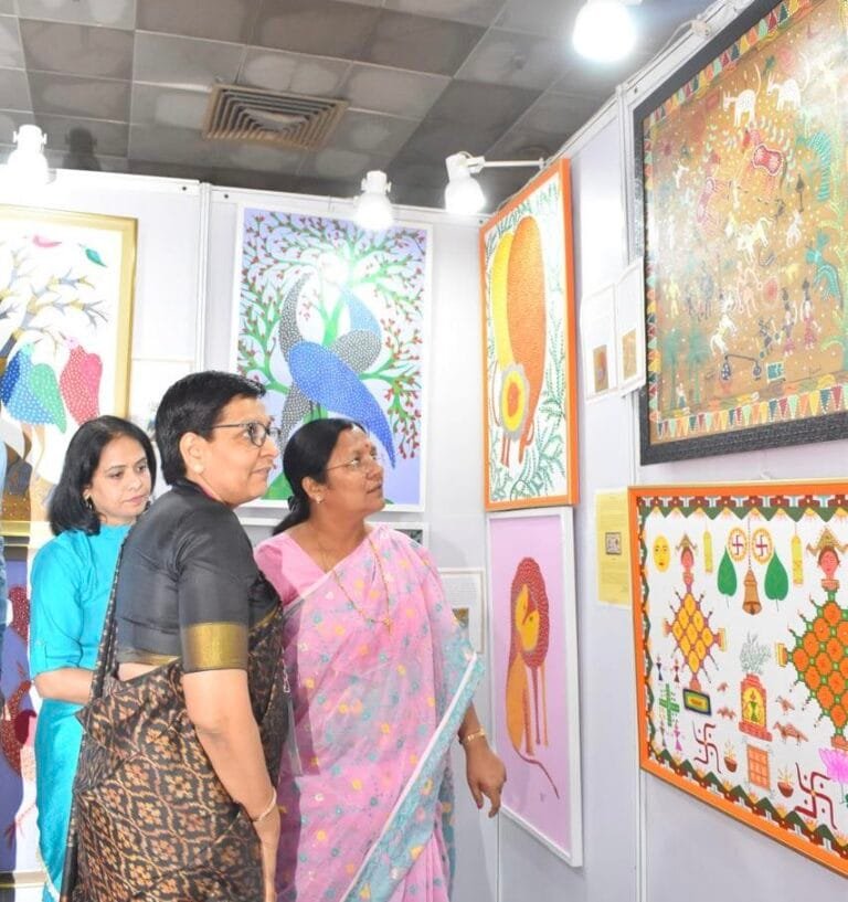 महिला एवं बाल विकास राज्य मंत्री सावित्री ठाकुर ने 7वें ‘द हाट ऑफ आर्ट’ कला प्रदर्शनी का अवलोकन किया