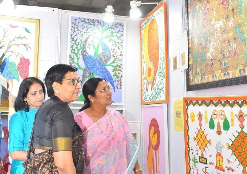 Minister of State for Women and Child Development Savitri Thakur visited the 7th 'The Haat of Art' art exhibition