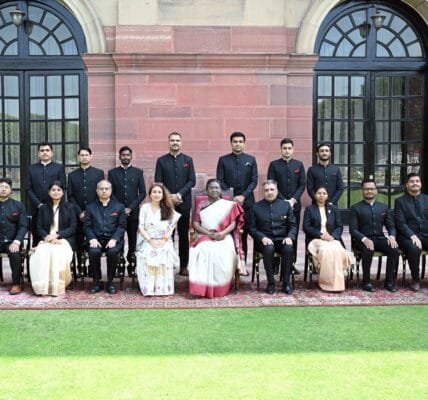Officer Trainees of Indian Naval Material Management Service and Indian Naval Armament Service call on the President