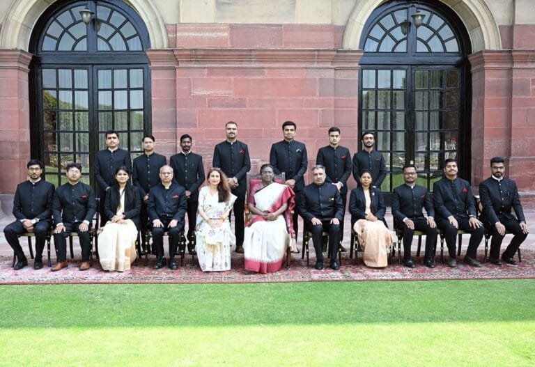 भारतीय नौसेना सामग्री प्रबंधन सेवा और भारतीय नौसेना आयुध सेवा के प्रशिक्षु अधिकारियों ने राष्ट्रपति से मुलाकात की