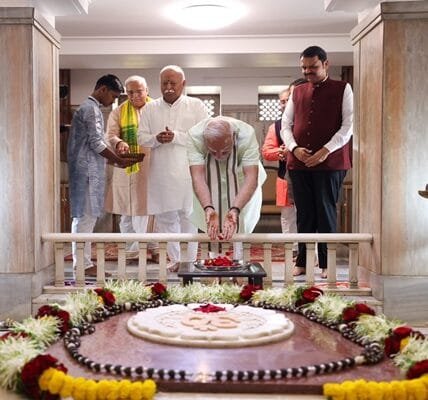 PM Modi pays tribute at Smriti Mandir in Nagpur