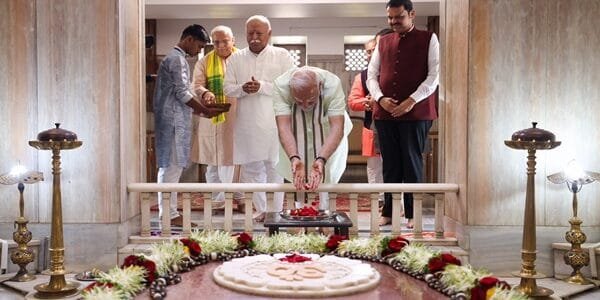 PM Modi pays tribute at Smriti Mandir in Nagpur