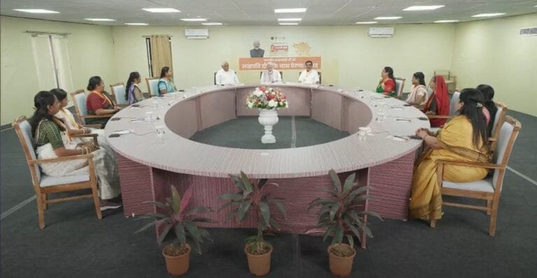 प्रधानमंत्री नरेन्द्र मोदी ने नवसारी, गुजरात में लखपति दीदियों के साथ संवाद किया