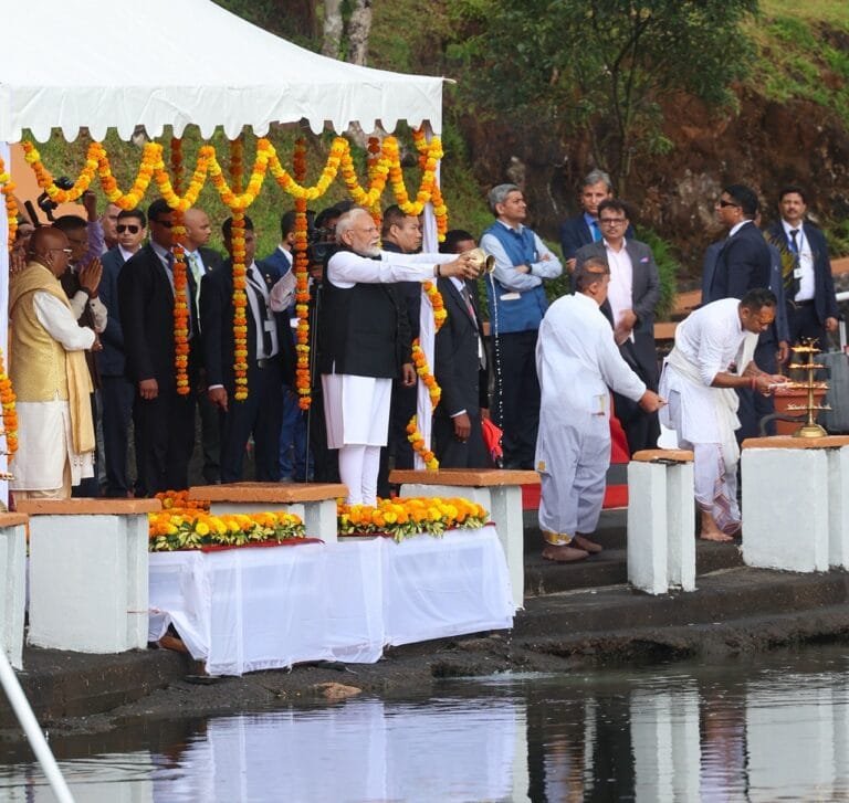 प्रधानमंत्री नरेन्द्र मोदी ने आज मॉरीशस में पवित्र गंगा तालाब का दौरा किया