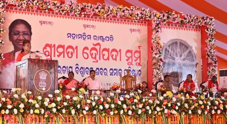 राष्ट्रपति द्रौपदी मुर्मू ने ओडिशा में भगवान नीलमाधव मंदिर में दर्शन किए और भारतीय विश्वबासु शबर समाज के स्थापना दिवस समारोह की शोभा बढ़ाई
