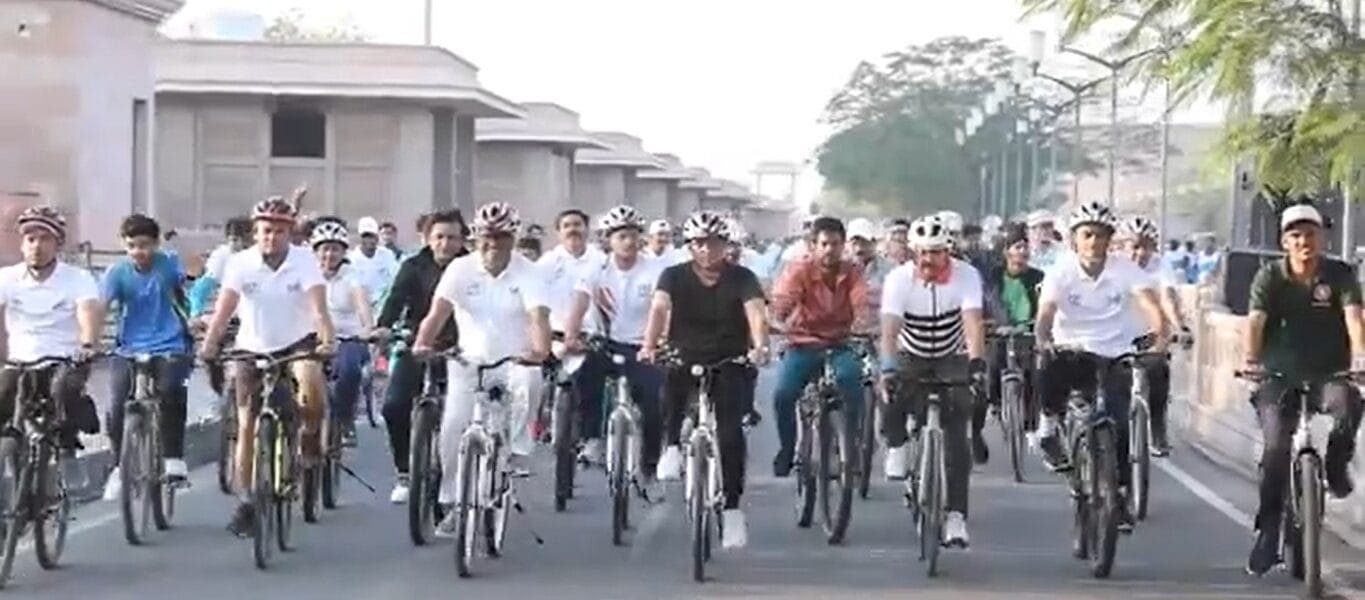 Sports Minister Mansukh Mandaviya participated in the nationwide movement 'Fit India Sunday on Cycle' from Lucknow