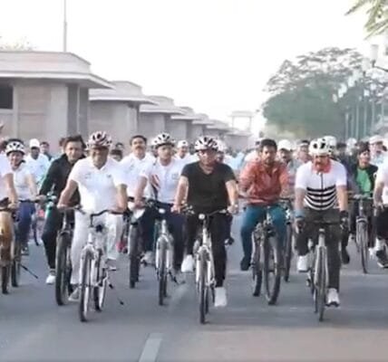 Sports Minister Mansukh Mandaviya participated in the nationwide movement 'Fit India Sunday on Cycle' from Lucknow