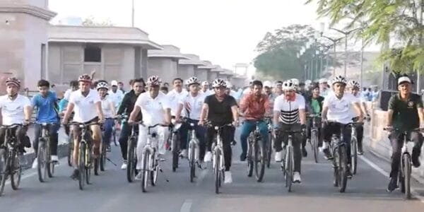 Sports Minister Mansukh Mandaviya participated in the nationwide movement 'Fit India Sunday on Cycle' from Lucknow