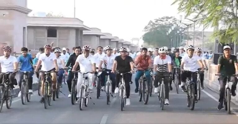 खेल मंत्री मनसुख मांडविया ने लखनऊ से राष्ट्रव्यापी आंदोलन ‘फिट इंडिया संडे ऑन साइकिल’ में हिस्सा लिया