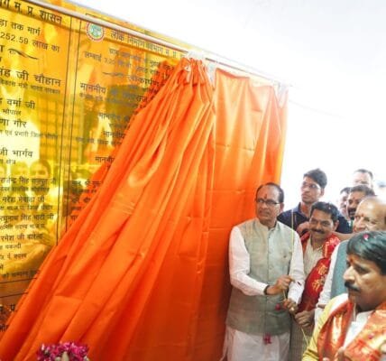 Union Minister Shivraj Singh Chauhan distributed acceptance letters of Pradhan Mantri Awas Yojana in Vidisha and performed Bhoomi Pujan and inauguration of development works