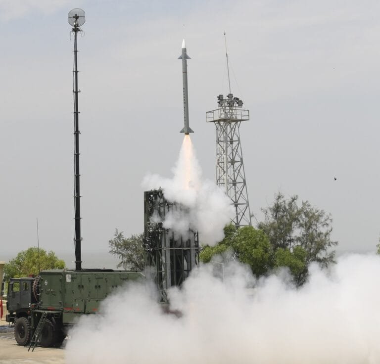 DRDO और भारतीय सेना ने मध्यम दूरी की सतह से हवा में मार करने वाली मिसाइल के सैन्य संस्करण के चार सफल उड़ान परीक्षण किए