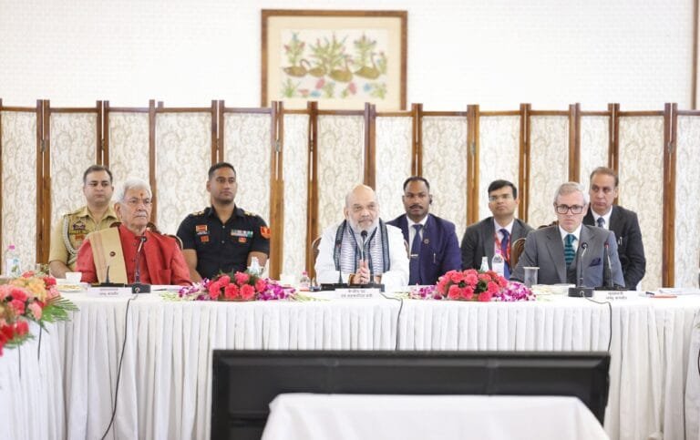 गृह मंत्री अमित शाह ने आज श्रीनगर में केन्द्र शासित प्रदेश जम्मू और कश्मीर में विकास परियोजनाओं की समीक्षा बैठक की अध्यक्षता की