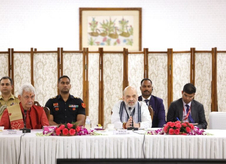 गृह मंत्री अमित शाह ने आज श्रीनगर में केन्द्र शासित प्रदेश जम्मू और कश्मीर में उच्चस्तरीय सुरक्षा समीक्षा बैठक की अध्यक्षता की