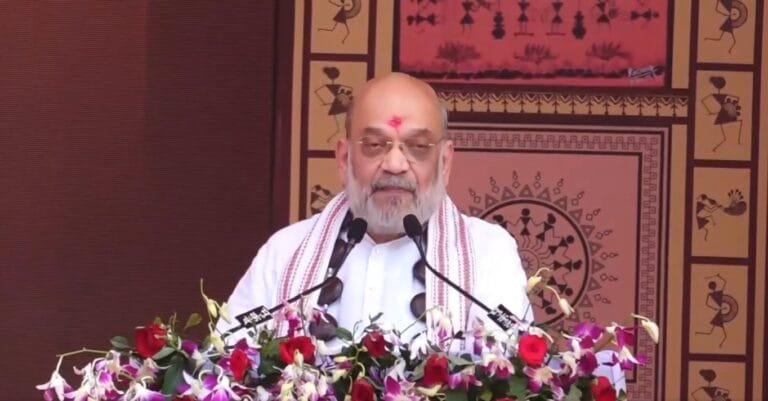 गृहमंत्री अमित शाह आज बस्तर संभाग के दंतेवाड़ा में बस्तर पंडुम के समापन समारोह में शामिल हुए